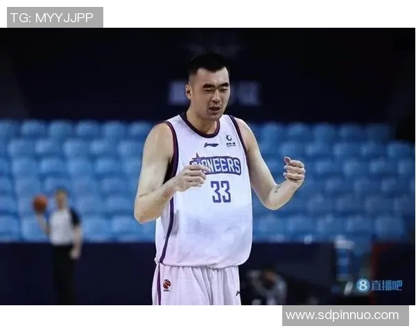 助理教练张兆旭耐心指导宁波男篮技战术经验传授 助理教练张兆旭耐心指导宁波男篮技战术经验传授