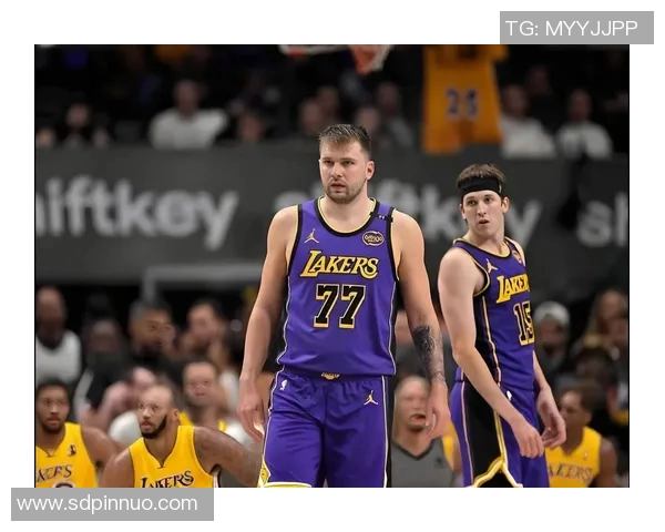 湖人激战火箭!八村塁打铁 里夫斯爆发 东契奇次节发力 湖人激战火箭!八村塁打铁 里夫斯爆发 东契奇次节发力